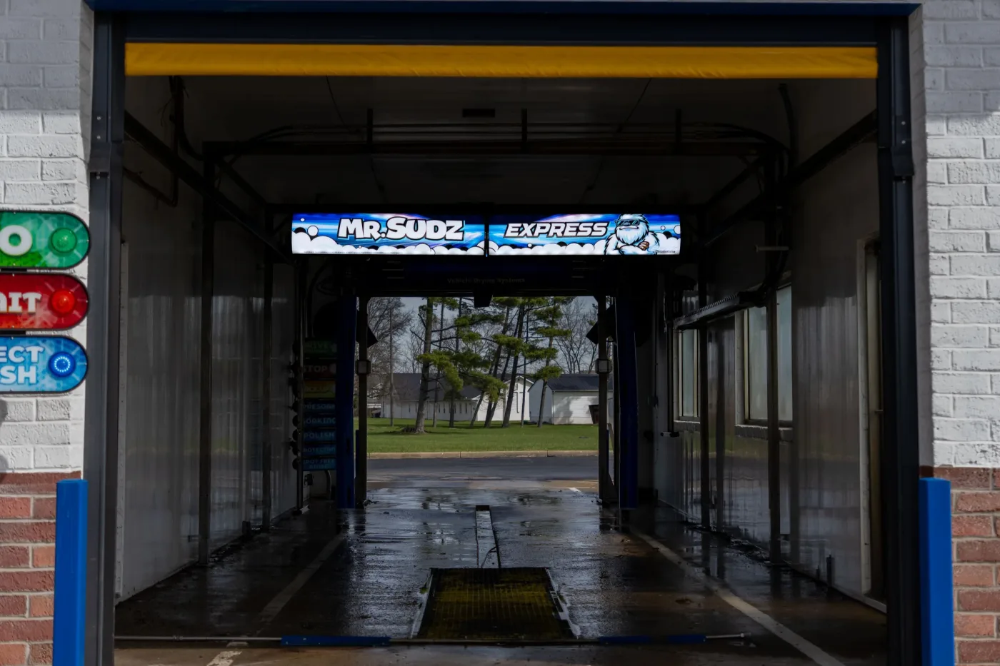 Waiting for green - Mr Sudz touchless car wash, Kenny Rd